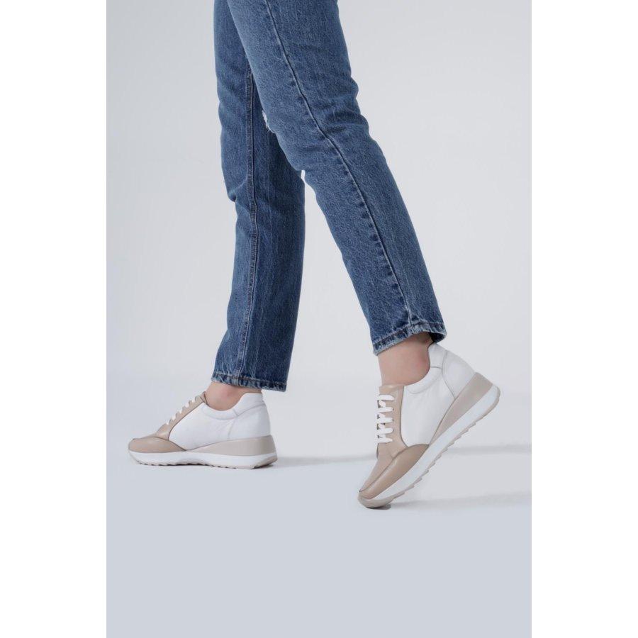 

Женские кроссовки из натуральной кожи на танкетке на каблуке