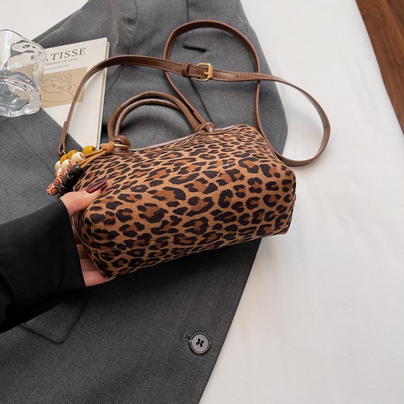 Fashionable Leopard Shoulder Bag Crossbody Handbag Matte Single Strap Handbag Versatile Design for Young Adults