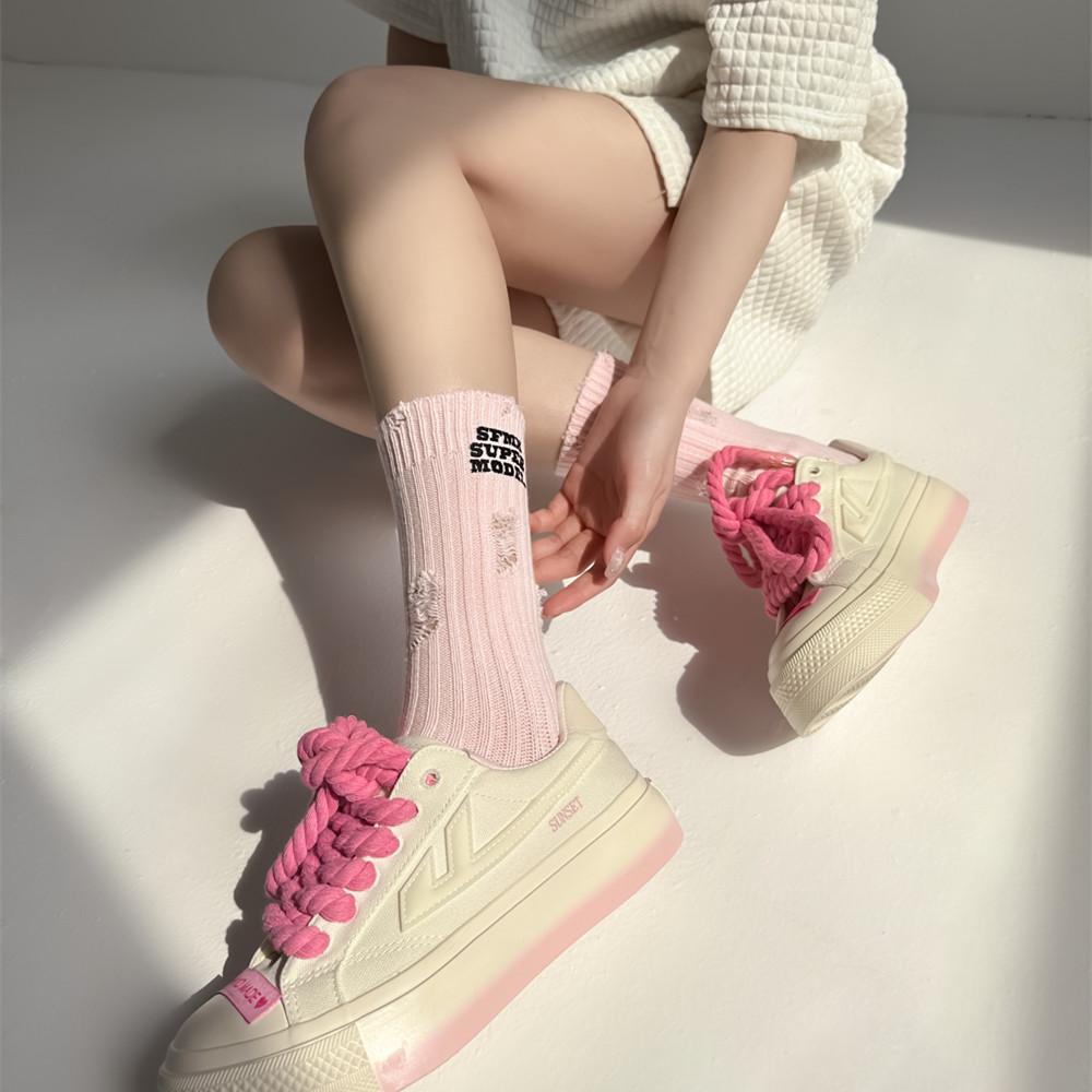Lochsocken Englische Buchstabenstickerei Bettlersocken Streetstyle Kreativ Einfarbig Internet-Berühmtheit Mittellange Stapelsocken