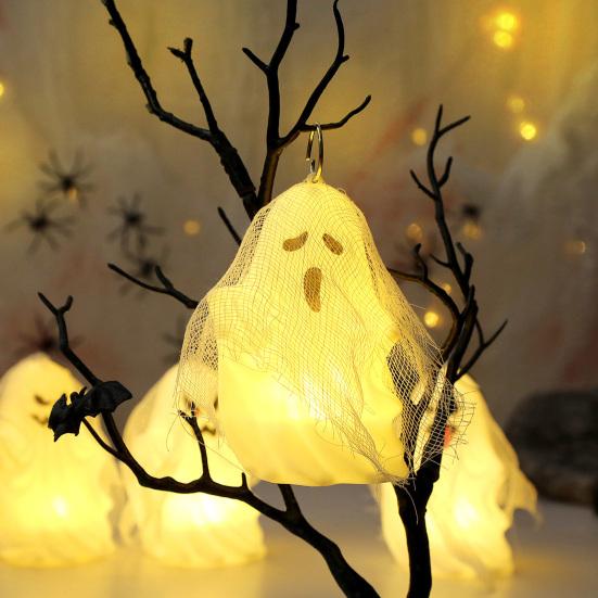 Svítící ozdoba duch Halloween duch světlo závěsná dekorace duch s gázou na krbovou římsu stůl zeď hororově tematické party potřeby