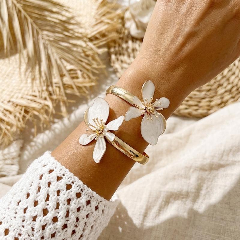 Multifunctional Adjustable Flower Shape Metal Bangle Bracelet Adjustable Diameter for Trendy Accessories and Gift Giving