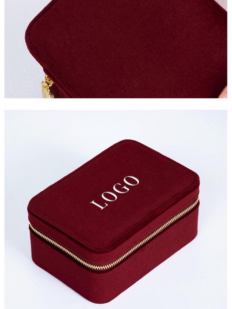 Czerwone aksamitne pudełko podróżne na biżuterię ze złotymi akcentami