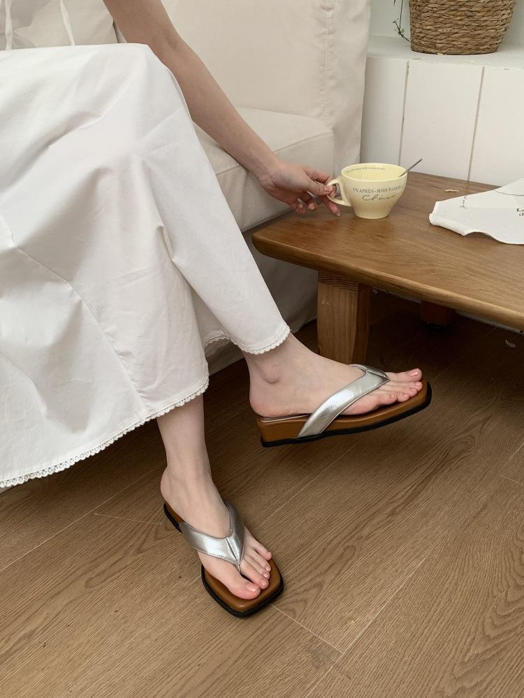 2025 summer new fashionable versatile one-word slippers women wear thick-soled heightening casual cool slippers