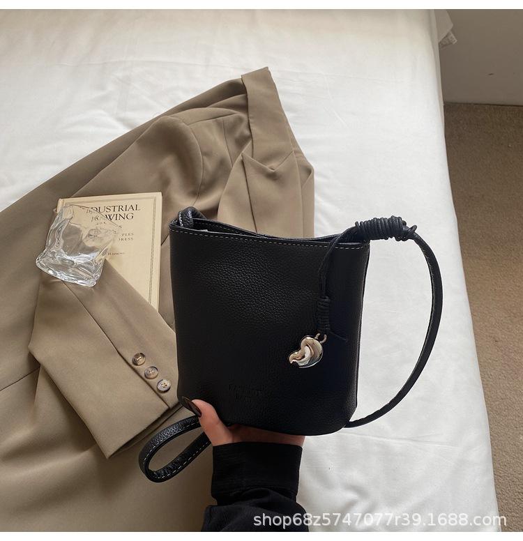 This year, the popular bucket bag, mobile phone bag, new women's bag, retro lychee pattern PU shoulder bag, niche casual messenger bag.