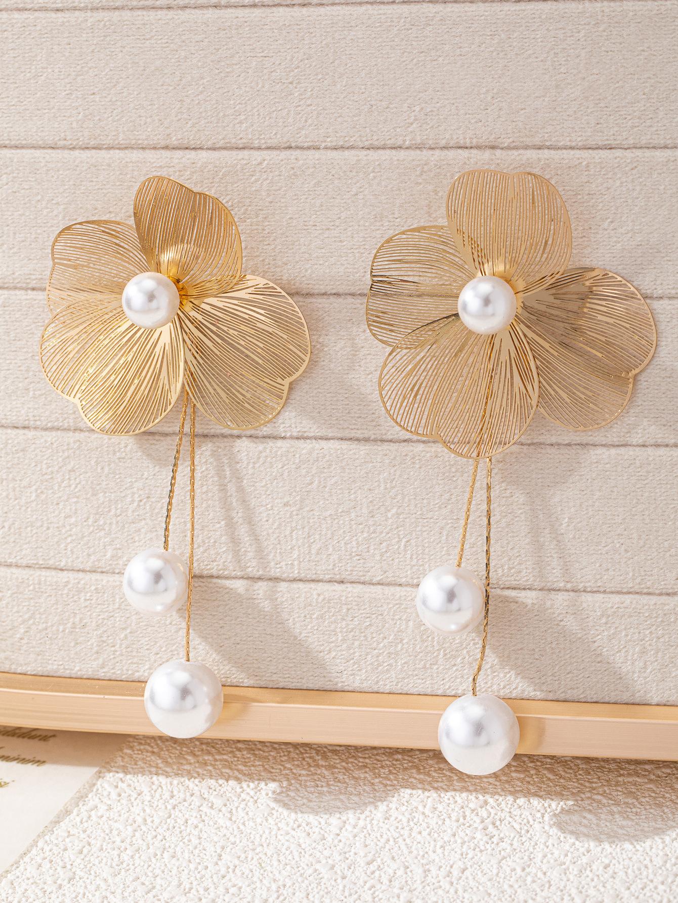 European new temperament computer piece petal shape inlaid pearl stud earrings personalized temperament earrings