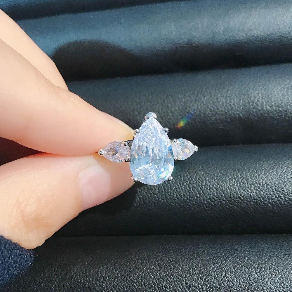 Simulated Moissanite Exaggerated Middle Finger Engagement Ring Waterdrop Pear Shape for Women