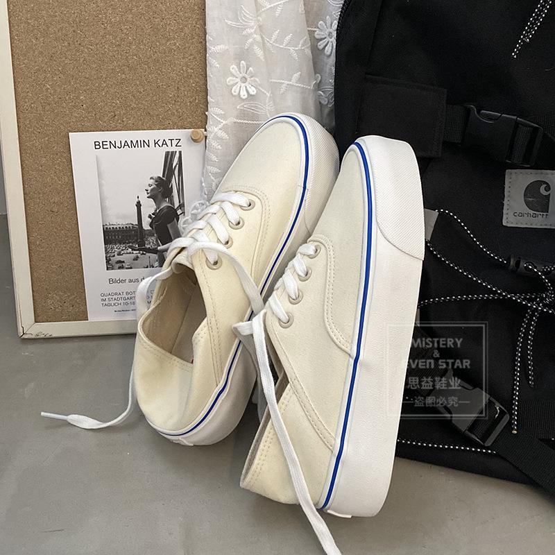 You can step on the heel and half-drag canvas shoes. Women wear white shoes. Women are versatile and pedal lazy shoes 518.