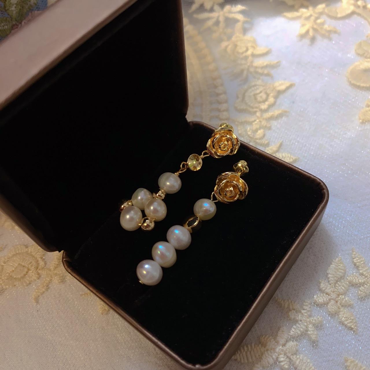 

Natural freshwater camellia pearl stud earrings female niche hollow design sense S925 silver needle simple long asymmetrical Silver needle