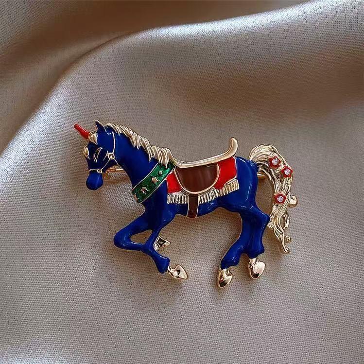 Elegant Unicorn Brooch: Fashionable Gold Pony Pin for Jackets and Accessories