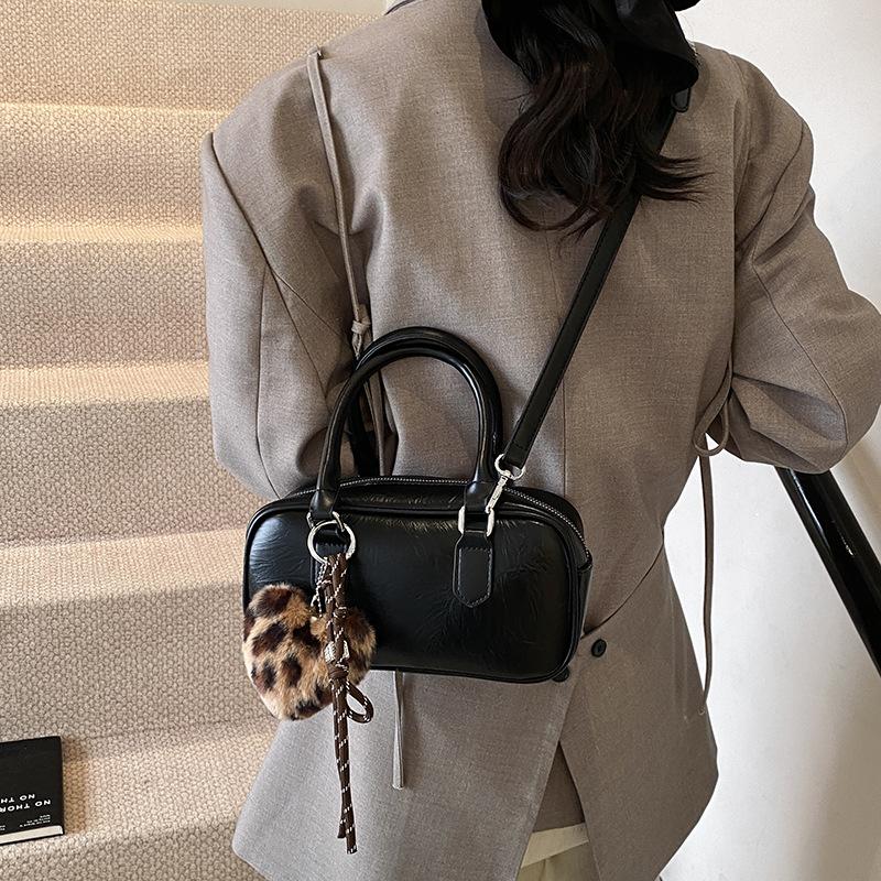 

2025 новая портативная сумка для боулинга женская нишевая мода контрастный цвет универсальная на плечо сумка-мессенджер темпераментная маленькая квадратная сумка 24*8*12