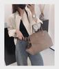 The Row – Margaux 15 – Tragetasche aus Wildleder im Retro-Look