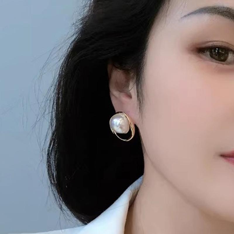 Twisted frame Baroque pearl earrings, irregular vortex metal, women's large imitation pearl earrings, elegant retro jewelry gifts