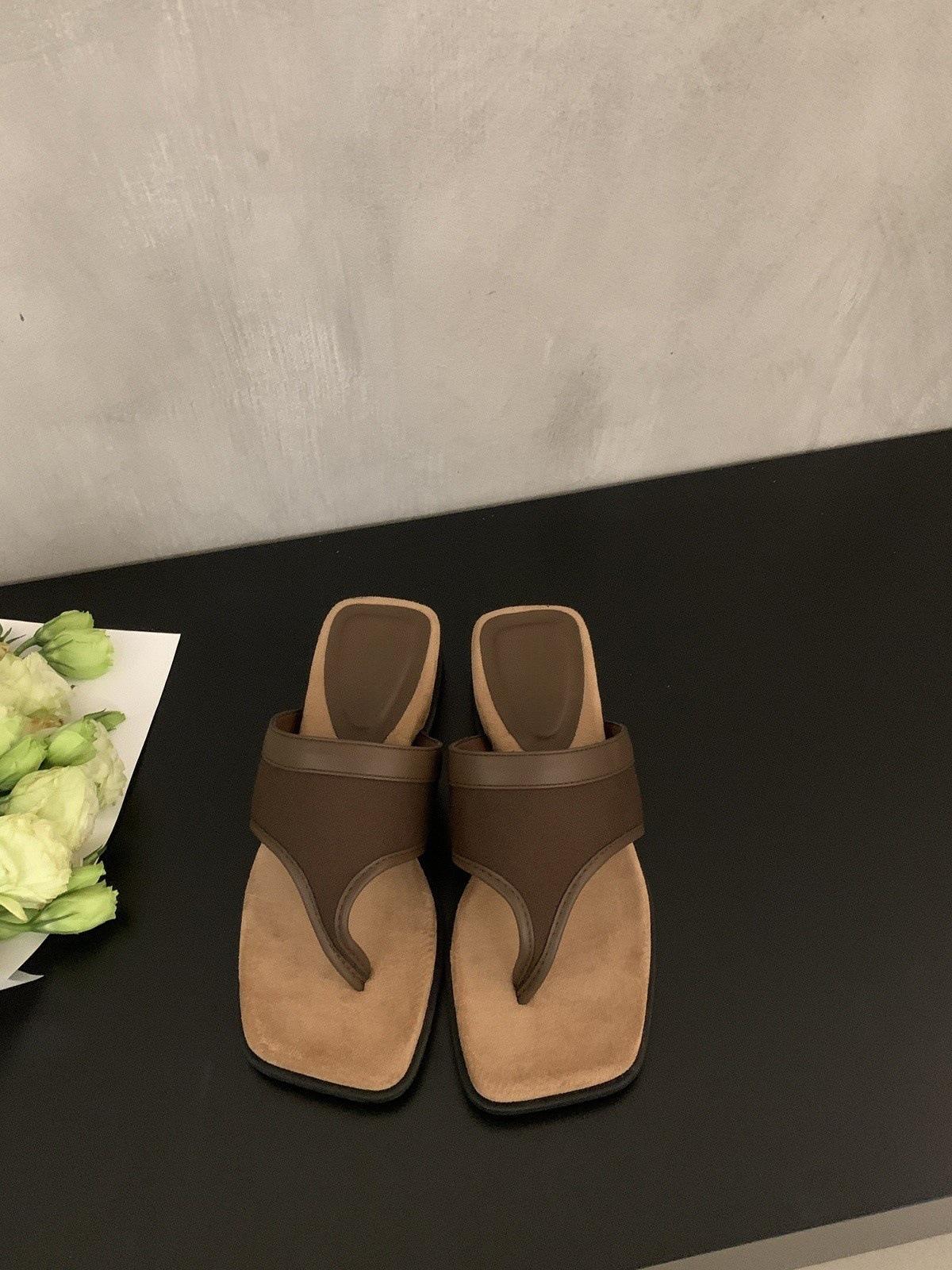 

Fairy wind slope heel muffin thick-bottomed flip-flops women wear 2025 new French niche square toe cool slippers 40