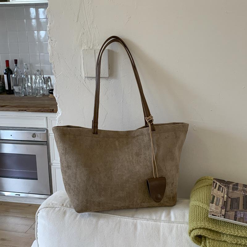 

Корейская версия матовой ретро-сумки женская большой вместимости 2025 новая осенняя сумка через плечо нишевая сумка-тоут для通勤 хаки