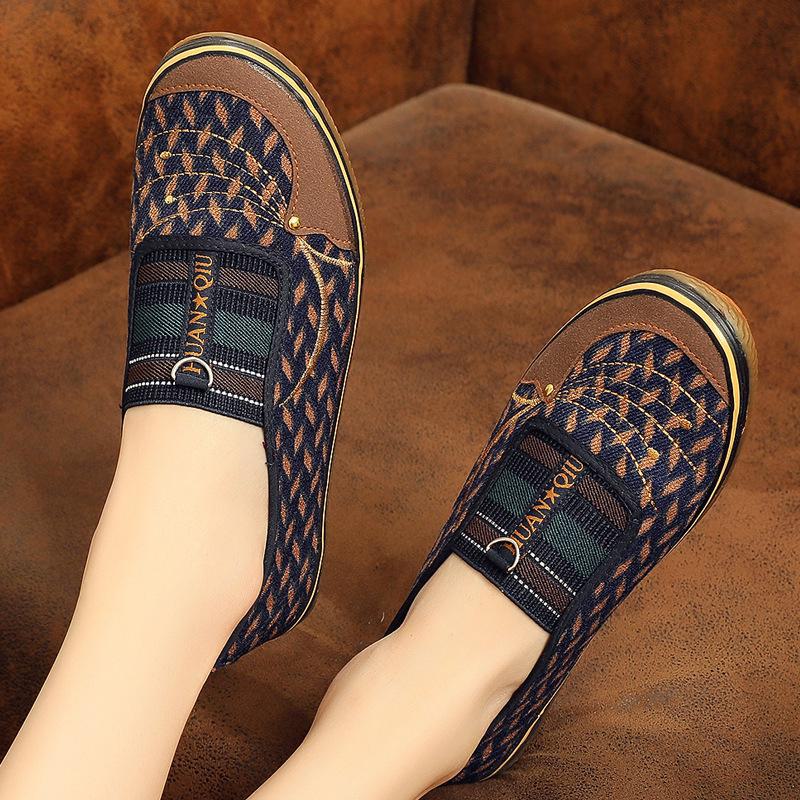 Women's Old Beijing Cloth Shoes: Durable, Non-Slip Cowhide Sole for Middle-Aged and Elderly.