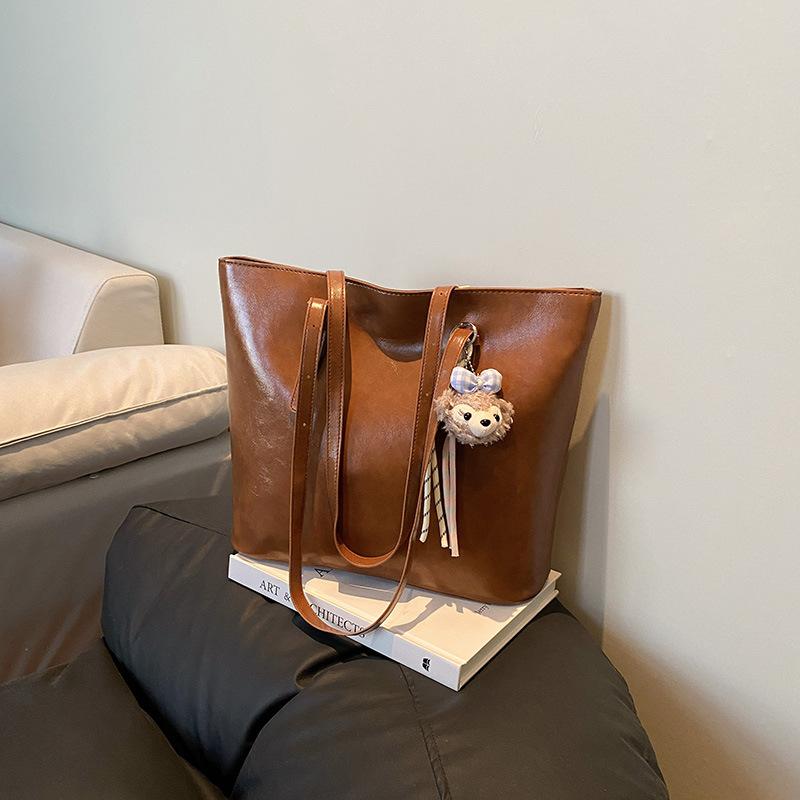 

Модная сумка-багет большой вместимости женская 2025 новая сумка через плечо для通勤, нишевая универсальная сумка-тоут высокой ценности