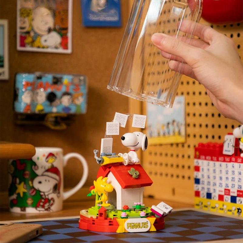 Building Block Snoopy Co-Branded Scene Style Series Educational Stacking Toy Decoration Gift