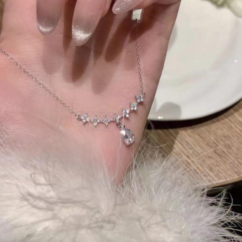 Women's Star Zirconia Necklace: Light Luxury Water Drop Pendant, Shiny Diamond Design, High-End Clavicle Chain.