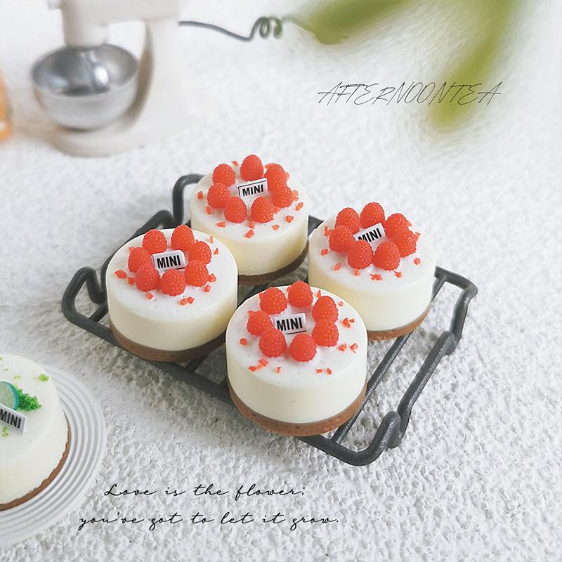 1Pcs Miniature Dollhouse Simulation Clay Strawberry Fruit Cake Mini Food Model For Doll House Accessories Cute Bakery Cake Toys