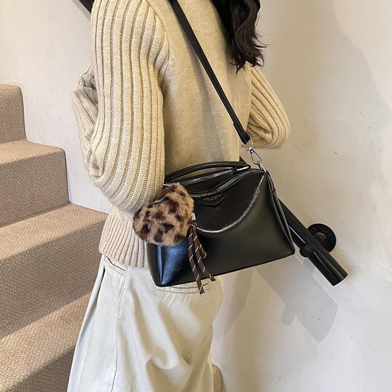 Retro Fashion Women's Bags, New Autumn and Winter Handbags, High-end Textured Commuter Messenger Bags