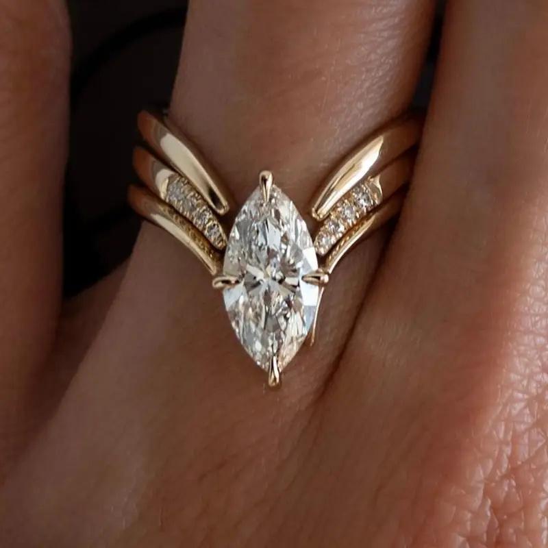 Modischer Ring für Damen in Goldfarbe mit weißen Zirkonia-Einlagen, handgeschnitztes Muster, täglicher Schmuck, Party-Schmuck