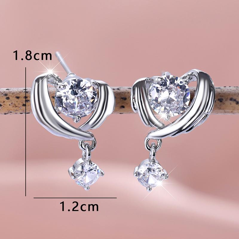 Модные простые серьги-гвоздики в форме крыльев ангела с белым цирконием и сердечками — фото 4