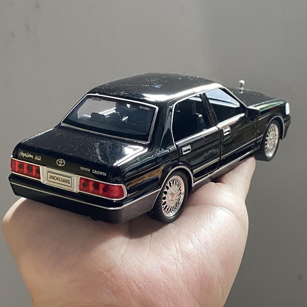1:32 Toyota Crown Royal Classic Vehicle Alloy Car Model Diecast Metal Toy Car Model Sound And Light Kid Gift With Boyfriend Boys