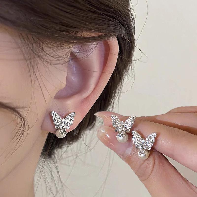 2026 New Elegant Butterfly Sweet Earrings Female Imitation Pearl Inlaid Zircon Zircon Shining Lady Design Zircon Accessories