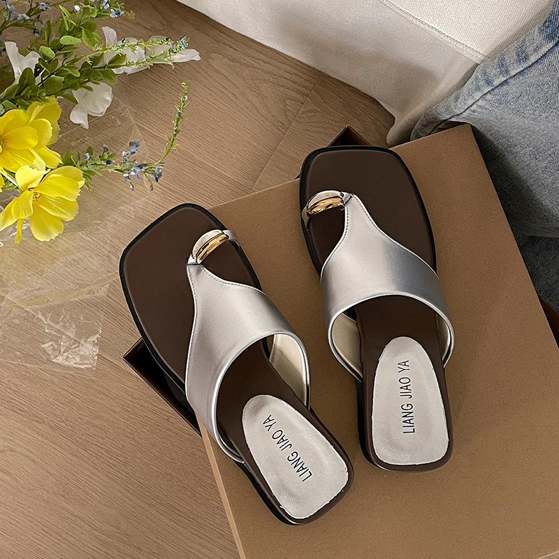 Internet celebrity high sense non-slip thick bottom slope heel flip-flops women summer wear 2025 new heightening French cool slippers