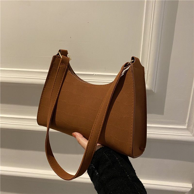 

High-end niche design retro matte underarm baguette bag women s 2025 new autumn and winter temperament versatile messenger bag светло-коричневого