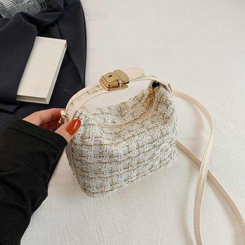 

Fashion-forward Black And White Crescent Bag With Vintage Appeal And Modern Comfort білий