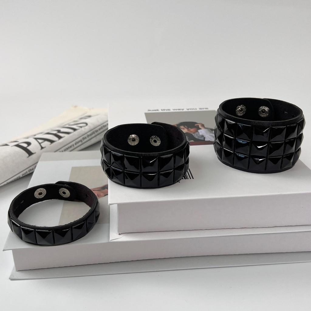 Pulseira Punk Street Style Unissex com Rebites Pretos