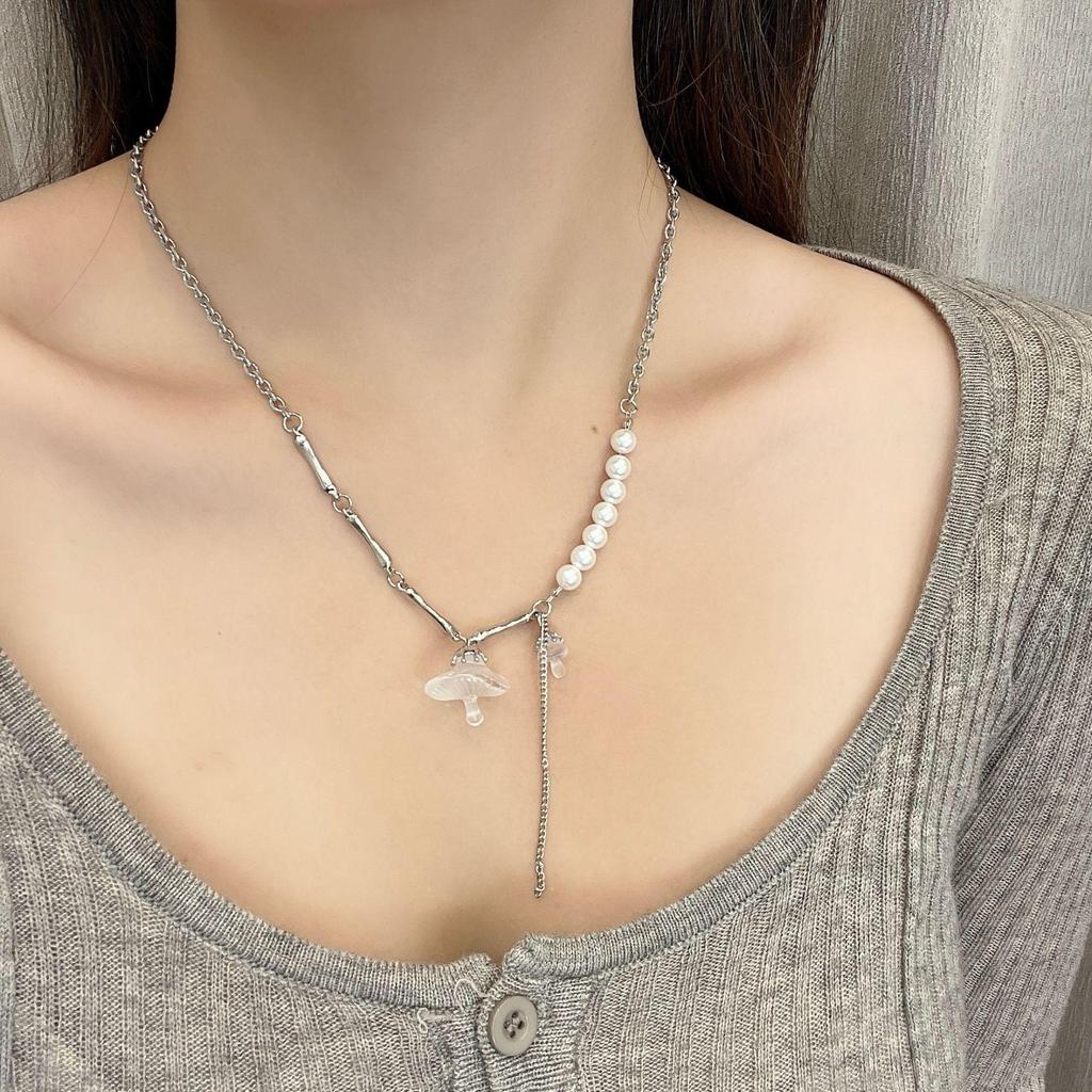 Chic Mushroom Pendant Necklace for Women - Cute, Exquisite Design, Versatile Clavicle Chain, Perfect Autumn/Winter Accessory.