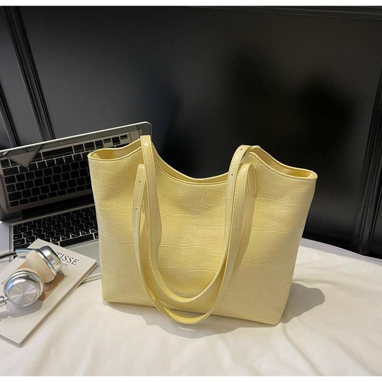 

Large capacity single shoulder retro tote bag women s 2025 new summer simple casual fashion versatile commuter handbag жёлтый
