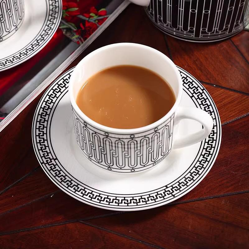 European Gold Carriage Woven Pattern Bone China Tea Cup & Saucer - High-End Exquisite Afternoon Set.