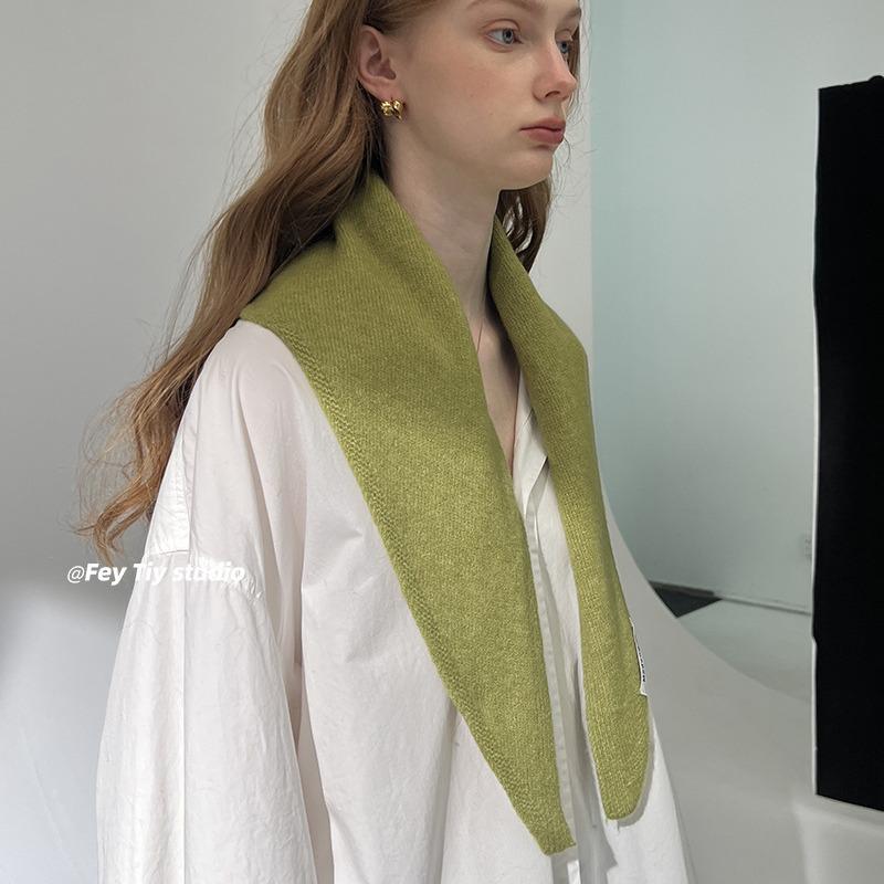 Women's 100% Wool Knitted Triangle Scarf – Warm, Versatile, Multifunctional Headscarf.