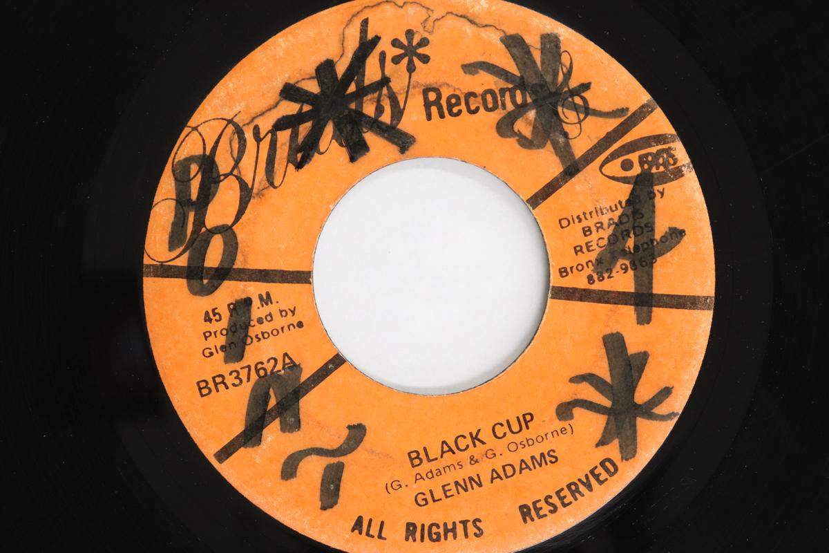 

7-дюймовая пластинка GLEN ADAMS / BONGO B - Black Cup / Bongo Cup BR3762 BRAD S RECORDS 1974 US Регги, Ска и Даб Б/У