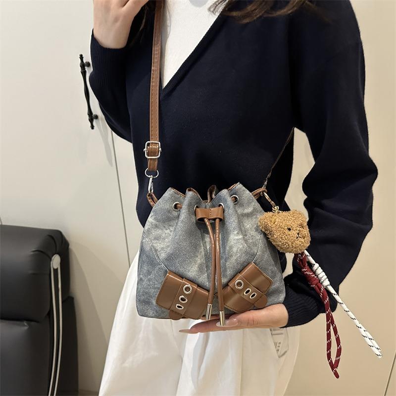 Autumn and Winter Popular New Fashion Personalized Spice Girl Wind Bucket Bag Women's High Sense Niche Commuter Messenger Bag