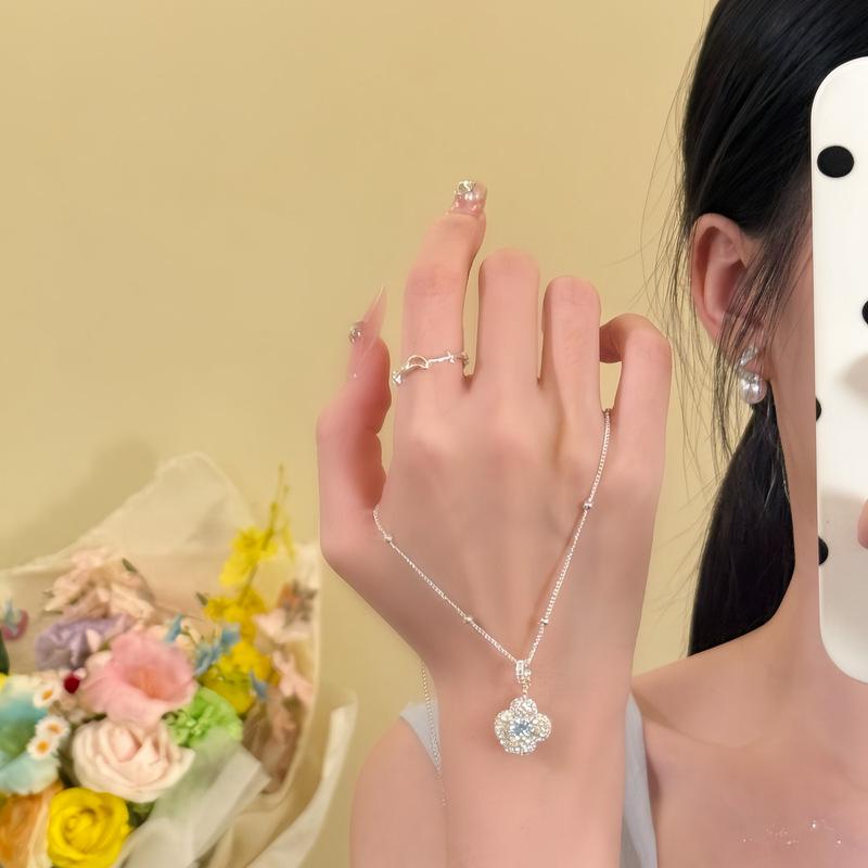 "Gentle Dance" Zircon Clover Flower Pendant Necklace - Elegant, High-End Clavicle Chain for Women