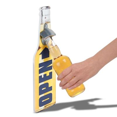 Wandmontierter Flaschenöffner in Flaschenform