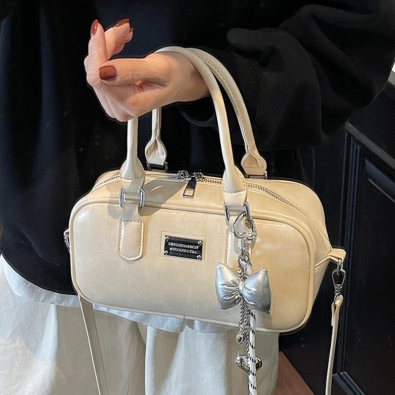 2025 new Korean version fashion simple commuter gloves bowling bag commuter versatile niche trend messenger women's bag