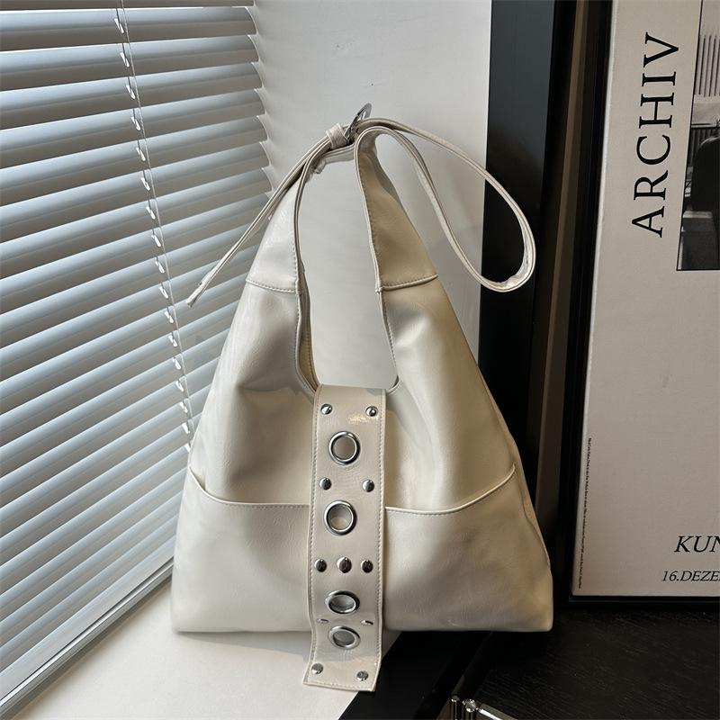 

Niche Hieta commuter bag punk large capacity metal buckle oblique span tote bag retro rivet shoulder bag белый