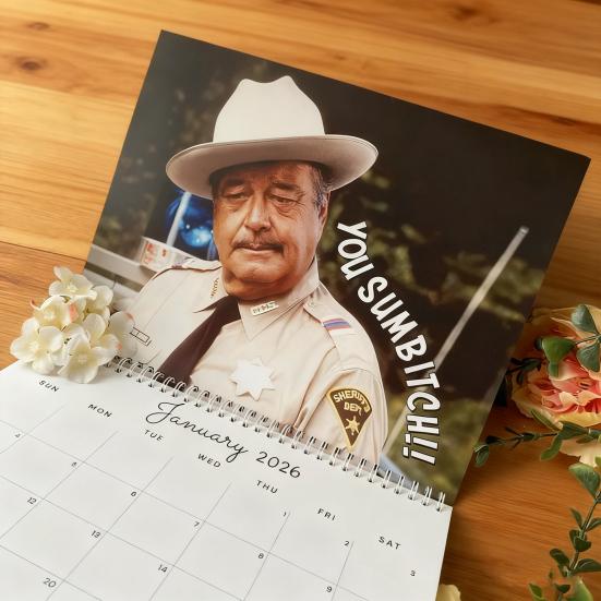 Šerif Buford 2026 Stolní kalendář Téma Smokey & Bandit Vintage Filmové Umění s Měsíčními Rozvrženími Vtipný Nostalgický Stolní Kalendář Kancelářská Dekorace Dárek