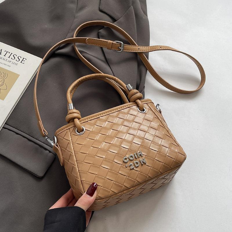 Trendy Design Sense Woven Pattern Portable Bucket Bag Women's Leisure Commuting Niche Personality High Sense Messenger Bag