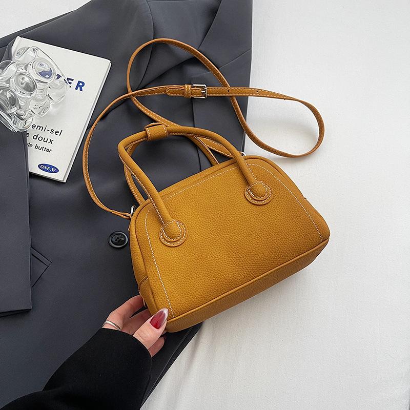 Small bag women's retro new fashion niche design shoulder messenger bag portable pillow bag