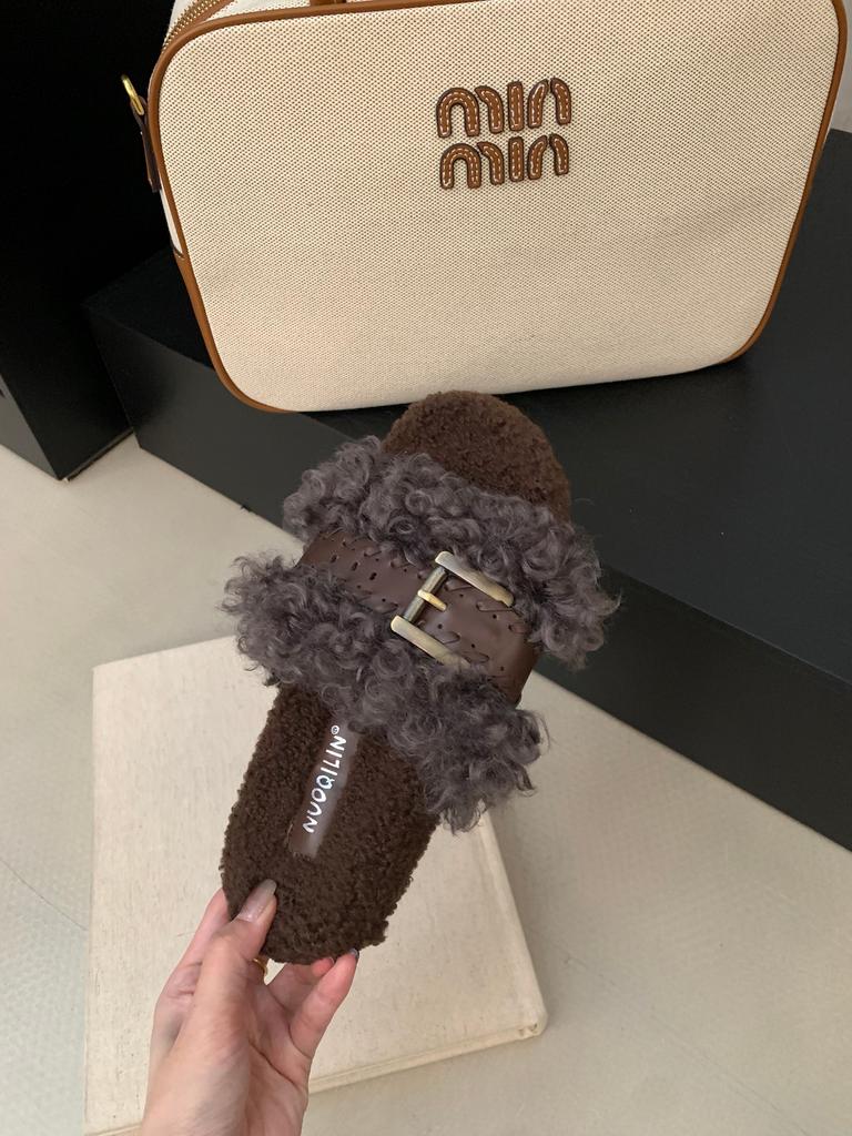 Thick-bottomed fluffy slippers women's autumn and winter outer wear 2025 new belt buckle curly hair cute outer wear one-word sandals