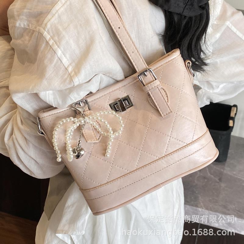 This year's popular bag women's large-capacity 2025 new spring and summer texture rhombus shoulder underarm bag popular bucket bag