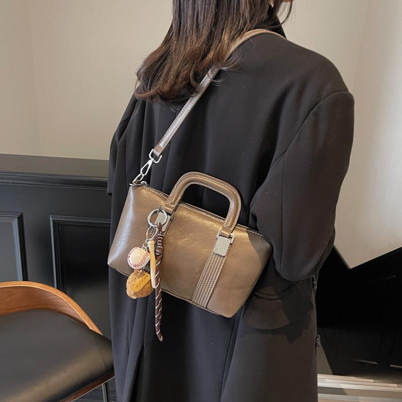 

The new 2025 popular handbag is niche, fashionable and versatile, and the popular one can span diagonally on one shoulder with large capacity. 25*10*14 хаки