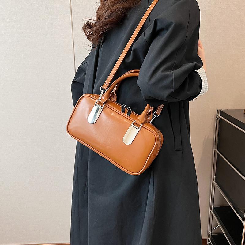 Стильная маленькая наплечная сумка для камеры для женщин 2023 Новая зимняя сумка через плечо коричневый