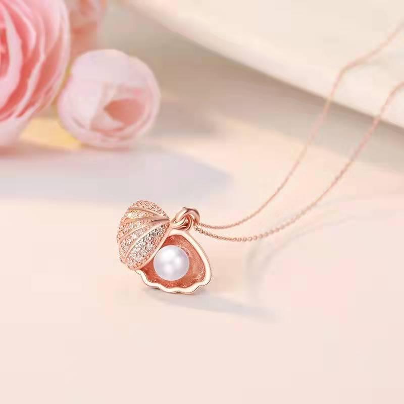 Xiaohongshu Elegant Titanium Steel Necklace: Fan-Shaped Pearl Seashell Pendant on Clavicle Chain.